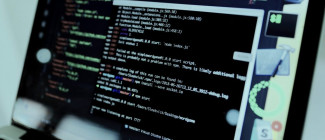 Bild mit Computerbildschirm auf dem verschiedene Formeln zu sehen sind